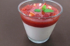 PANNA-COTA-S-SVEŽIMI-JAGODAMI-IN-LISTIČI-METE
