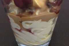 VANILIJEVA-KREMA-Z-VIŠNJAMI-IN-KARAMELO