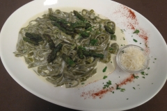 ŠPINAČNE-TAGLIATELE-S-PURANOM-V-SMETANOVI-OMAKI-Z-RIBANIM-PARMEZANOM